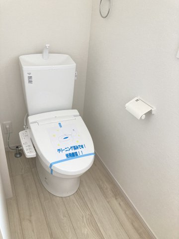 アーバンスタイル高崎市棟高町町1期　3号棟　新築住宅のトイレ|【イメージ画像】1階トイレです。清潔感のある白を基調としています。
温水洗浄・便座暖房機能の付いた快適なトイレです☆
