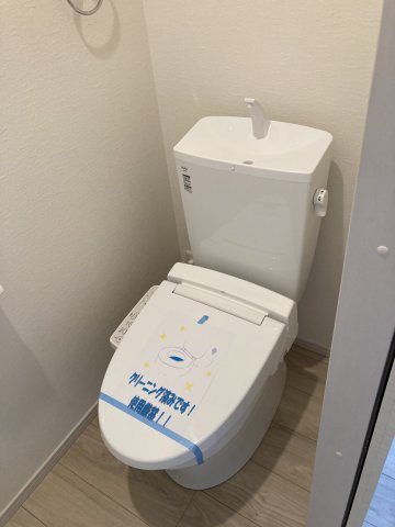 アーバンスタイル高崎市棟高町町1期　3号棟　新築住宅のトイレ|【イメージ画像】２階トイレです。清潔感のある白を基調としています。