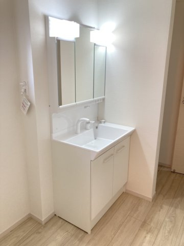アーバンスタイル高崎市棟高町町1期　3号棟　新築住宅の独立洗面台|【イメージ画像】シャワー水栓付き洗面台で朝の身支度もバッチリです！
洗面台には収納スペースもあり洗面室もすっきり片付きますよ！