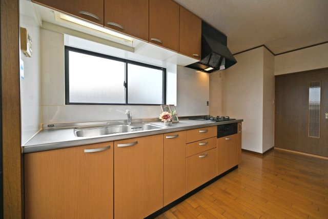 伊丹市昆陽東1丁目中古戸建│5SLDK＋駐車1台可のキッチン|毎日の料理がはかどる機能的なキッチン。収納スペースもしっかり確保されており、調理器具や食器類をすっきり整理できます。