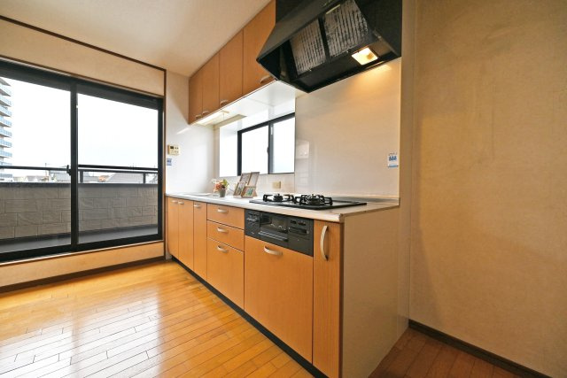 伊丹市昆陽東1丁目中古戸建│5SLDK＋駐車1台可のキッチン|空間を有効活用でき、家具配置の自由度も高まる壁付けキッチン◎
バルコニーに面し、風通しの良さが魅力。調理中のにおりがこもりにくく、心地よい空間を保てます！