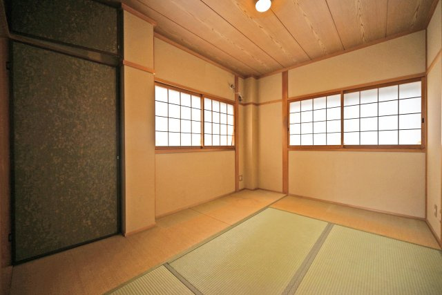 伊丹市昆陽東1丁目中古戸建│5SLDK＋駐車1台可の和室|-2階和室6.0帖-
あると嬉しい和の空間。畳の香りに癒されますね。
