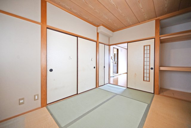 伊丹市昆陽東1丁目中古戸建│5SLDK＋駐車1台可の和室|-2階和室6.0帖-
一般的なクローゼットより奥行きがあり、お布団や座布団をゆったり収納することができます。 また、容量が大きいため大型の季節物を収納することが可能です！