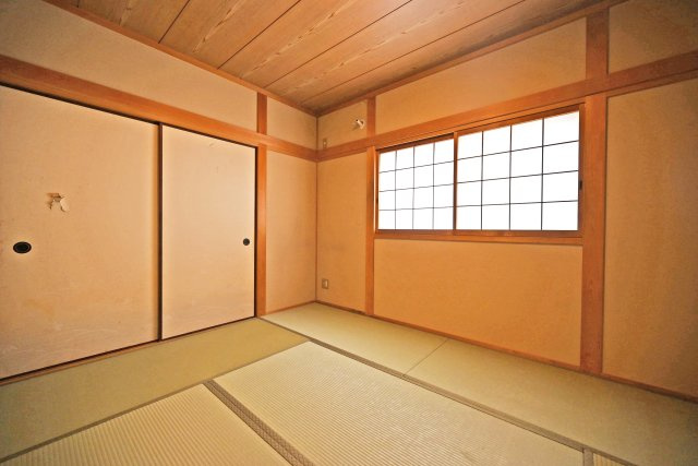 伊丹市昆陽東1丁目中古戸建│5SLDK＋駐車1台可の和室|-2階和室6.0帖-
畳ならではのやわらかな質感が魅力の和室。ごろんと横になってくつろげる、心安らぐ空間となっています。