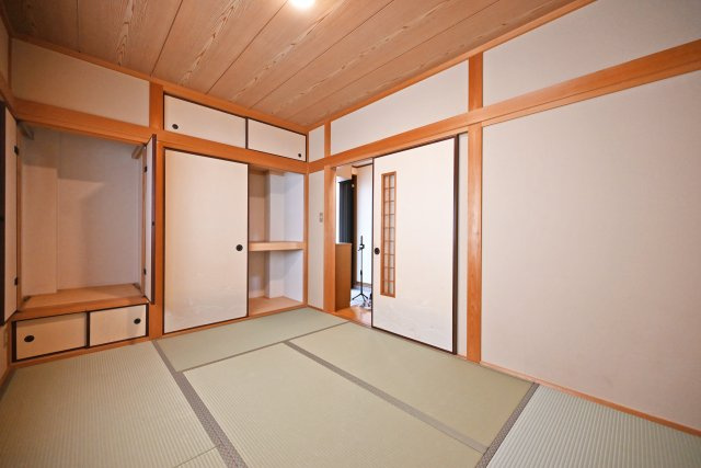 伊丹市昆陽東1丁目中古戸建│5SLDK＋駐車1台可の和室|-2階和室6.0帖-
一般的なクローゼットより奥行きがあり、お布団や座布団をゆったり収納することができます。 また、容量が大きいため大型の季節物を収納することが可能です！