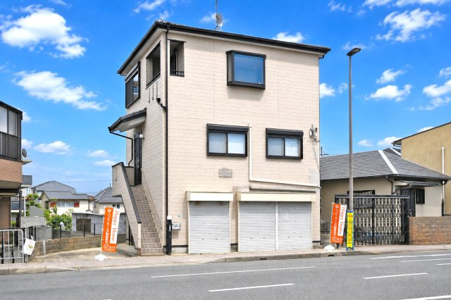 伊丹市昆陽東1丁目中古戸建│5SLDK＋駐車1台可の外観|店舗付き住宅ならではのゆとりある間取り。駐車スペースを備え、住まいと仕事を身近に実現できます。豊富な居室数で、ライフスタイルに合わせた多彩な使い方が可能です。