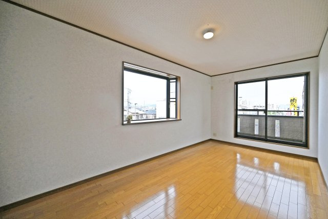 伊丹市昆陽東1丁目中古戸建│5SLDK＋駐車1台可の洋室|-3階主寝室-
ベッドを置いても余裕があり、ご夫婦でゆったりとくつろげるプライベート空間です。
家具のレイアウトもしやすく、自分らしい空間づくりが楽しめます。