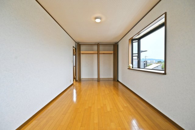 伊丹市昆陽東1丁目中古戸建│5SLDK＋駐車1台可の洋室|-3階主寝室-
ハンガーパイプや枕棚、収納棚があると、衣類や小物類を整理整頓しながら綺麗にしまっていただくことができます。
