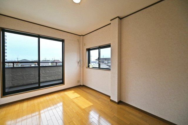 伊丹市昆陽東1丁目中古戸建│5SLDK＋駐車1台可の洋室|-3階洋室7.0帖-
趣味部屋などライフスタイルに合わせて活用できます。