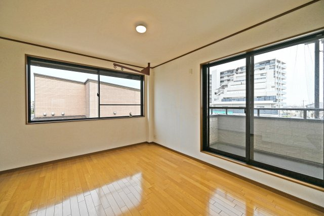 伊丹市昆陽東1丁目中古戸建│5SLDK＋駐車1台可の洋室|-3階洋室6.0帖-
落ち着いた住空間を演出する3階洋室。生活空間と距離があるため、ゆっくりとくつろげる環境が整っています。