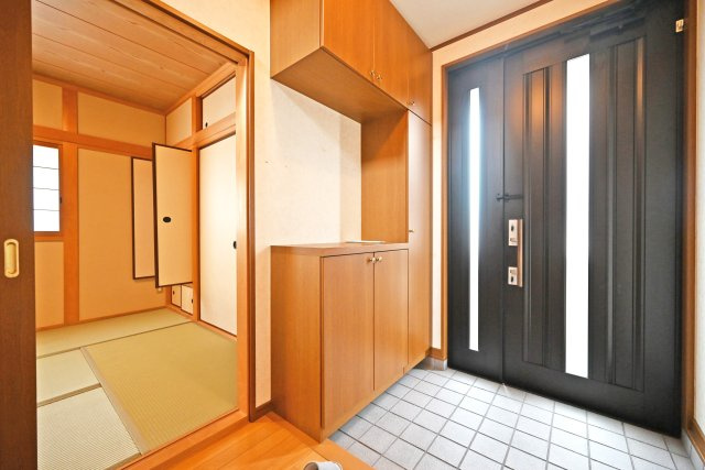 伊丹市昆陽東1丁目中古戸建│5SLDK＋駐車1台可の玄関|訪れる人を気持ちよく迎える空間。ゆとりのある広さで、毎日の出入りもスムーズです。
住まいの第一印象を彩る心地よい空間です♪