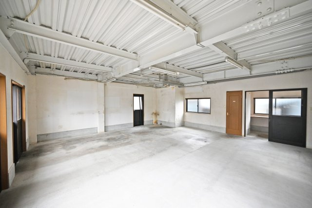 伊丹市昆陽東1丁目中古戸建│5SLDK＋駐車1台可のその他|-1階店舗-
住居と店舗を分けて使える店舗付き住宅。通勤時間を気にせず、自分らしい働き方と暮らしを実現できる魅力の空間です◎