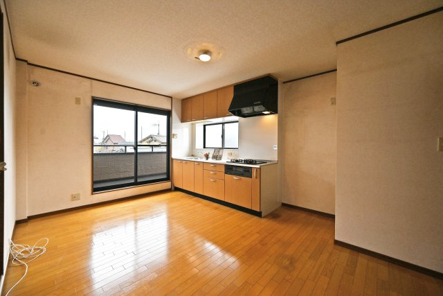 伊丹市昆陽東1丁目中古戸建│5SLDK＋駐車1台可の居間・リビング|-2階LDK-
2階に配置したLDKは、道路からの視線が届きにくく、落ち着いて過ごしやすい空間。家族団らんの時間をゆったり楽しめます。