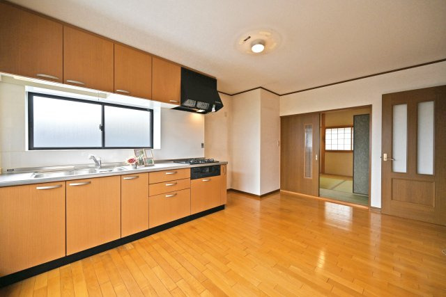 伊丹市昆陽東1丁目中古戸建│5SLDK＋駐車1台可の居間・リビング|-2階LDK-
キッチン・ダイニング・リビングがまとまり、家族のコミュニケーションが自然と生まれる、使い勝手の良いLDKです。
