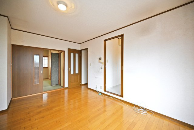 伊丹市昆陽東1丁目中古戸建│5SLDK＋駐車1台可の居間・リビング|-2階LDK-
約9.5帖のLDKはコンパクトながら家具配置もしやすく、毎日の暮らしを効率的にサポートしてくれる空間です。