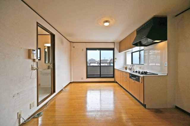 伊丹市昆陽東1丁目中古戸建│5SLDK＋駐車1台可の居間・リビング|採光を確保しやすい2階リビング。明るい光が差し込み、日中は心地よい空間でくつろぎの時間を過ごせます。