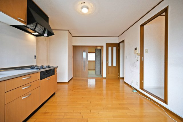 伊丹市昆陽東1丁目中古戸建│5SLDK＋駐車1台可の居間・リビング|家族との会話が弾むキッチンスペース。ダイニングとの距離も近く、配膳や片付けがスムーズに行える使い勝手の良い設計です。