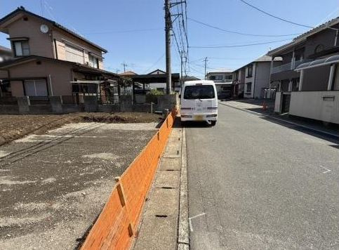 【新築】鶴ヶ島市羽折町新築住宅 全1棟の前面道路含む現地写真|前面道路6ｍで車の出し入れも楽々