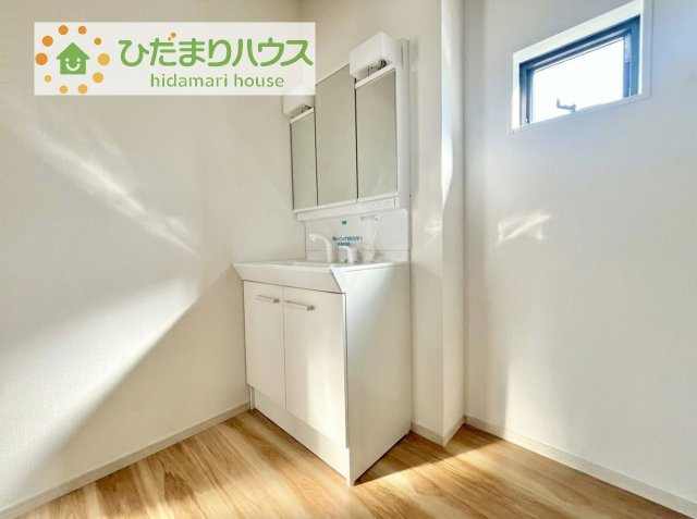 【独立洗面台】 | 土浦市上高津2期　新築戸建　1号棟 | 三面鏡の大きな鏡は憧れます(^^♪鏡の後ろは収納となっていて、細かいものでも収納できるのでスッキリと整理できます！