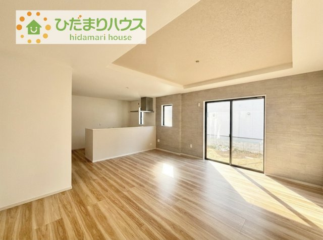 【居間・リビング】 | 土浦市上高津2期　新築戸建　1号棟 | リビングの大きな窓からは、暖かな日の光が降り注ぎます・・・