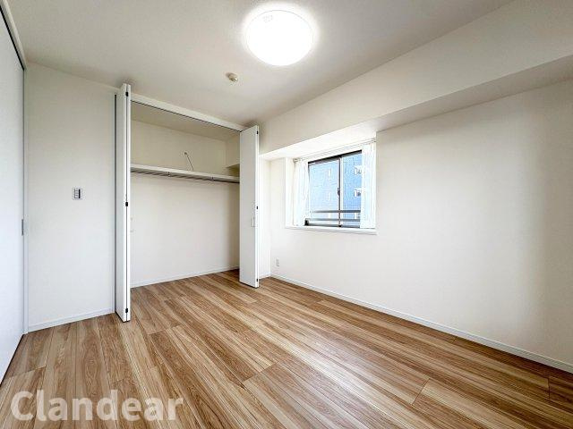 ローヤルシティ保木間の洋室|ドキドキの新生活も、安心してスタート。ぴったりの住まいを見つけませんか？クランディアが一緒に住まい選びをサポートします‼　まずは、お気軽にお問合せください　＃クランディア