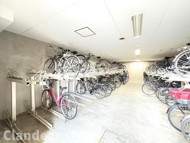ローヤルシティ保木間の駐輪場|ドキドキの新生活も、安心してスタート。ぴったりの住まいを見つけませんか？クランディアが一緒に住まい選びをサポートします‼　まずは、お気軽にお問合せください　＃クランディア