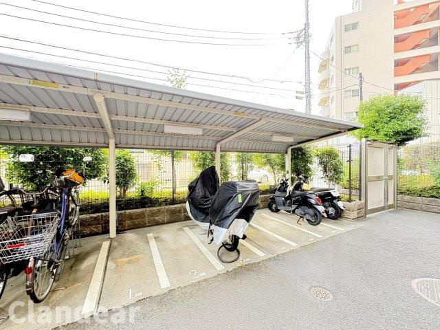 ローヤルシティ保木間の駐輪場|ドキドキの新生活も、安心してスタート。ぴったりの住まいを見つけませんか？クランディアが一緒に住まい選びをサポートします‼　まずは、お気軽にお問合せください　＃クランディア