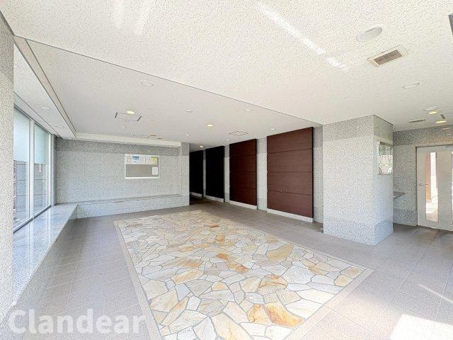 ローヤルシティ保木間のエントランス|ドキドキの新生活も、安心してスタート。ぴったりの住まいを見つけませんか？クランディアが一緒に住まい選びをサポートします‼　まずは、お気軽にお問合せください　＃クランディア