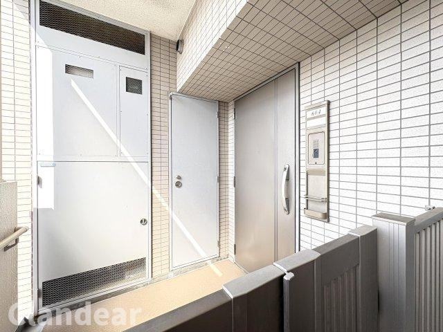 ローヤルシティ保木間の玄関|ドキドキの新生活も、安心してスタート。ぴったりの住まいを見つけませんか？クランディアが一緒に住まい選びをサポートします‼　まずは、お気軽にお問合せください　＃クランディア