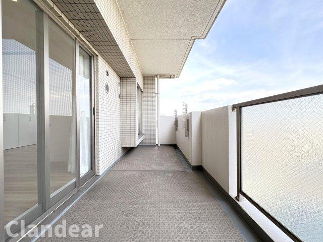 ローヤルシティ保木間のバルコニー|ドキドキの新生活も、安心してスタート。ぴったりの住まいを見つけませんか？クランディアが一緒に住まい選びをサポートします‼　まずは、お気軽にお問合せください　＃クランディア
