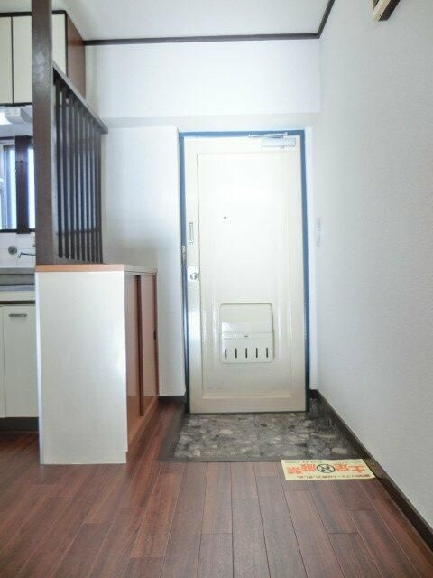 学園サンハイツの玄関