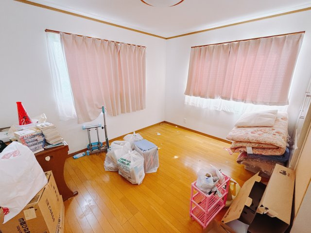 【中古戸建】渋川市北橘町小室の洋室|■洋室｜お子様の一人部屋にピッタリな洋室。木のぬくもりを感じるフローリングは、天然木の味わいが時とともに深みを増していきます。また、傷にも強く、フリーワックスでお手入れもラクラクです♪