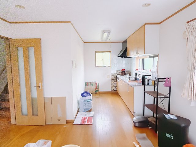 【中古戸建】渋川市北橘町小室の居間・リビング|■リビング｜落ち着きのある表情を見せるリビングダイニング。太陽の光がたっぷり差し込むリビングは、自然とご家族が集まる居心地の良い空間です。