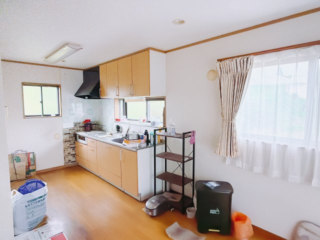【中古戸建】渋川市北橘町小室の居間・リビング|■リビング｜大きい窓からあたたかいたっぷりの光が入ります♪開放的な空間で毎日をもっと快適に(*＾＾*)