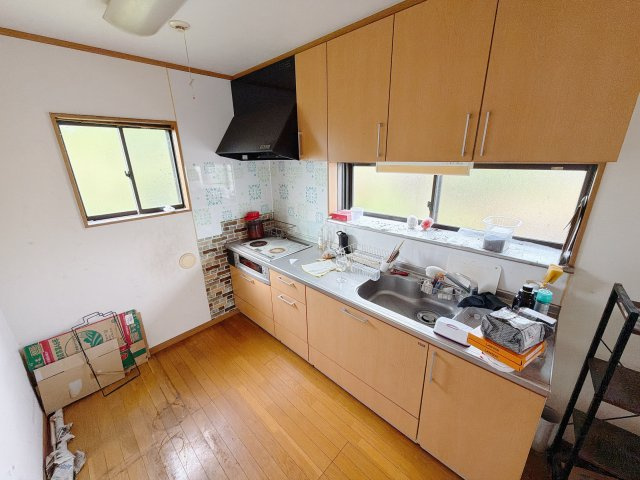 【中古戸建】渋川市北橘町小室のキッチン|■キッチン｜ワークトップの幅が広く、お子様といっしょにお料理をつくったり、ちょっとしたパーティーも楽しめます。フラットなのでお掃除がしやすいのもポイントです♪