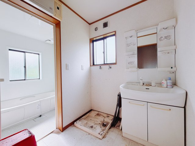 【中古戸建】渋川市北橘町小室の独立洗面台|■洗面室｜大きな鏡で朝の身支度もラクラク♪毎日の忙しい準備が楽しくなる洗面所です(^^♪