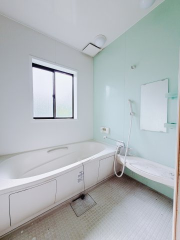 【中古戸建】渋川市北橘町小室の浴室|■浴室｜デザイン性に優れた浴室♪1日の疲れを癒す、ゆったりとしたバスタイムをぜひお過ごしください(*＾＾*)大きな窓付きで嬉しい♪