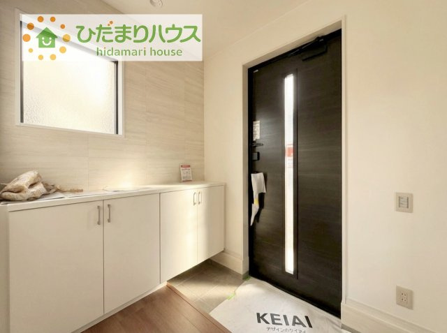 【玄関】 | 土浦市上高津2期　新築戸建　3号棟 | 毎日「行ってきます」「ただいま」をいう玄関は明るく光が差し込みます♪