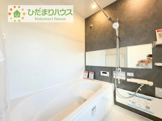 【浴室】 | 土浦市上高津2期　新築戸建　3号棟 | 何歳まで一緒に入ってくれるだろうか・・・。
広いお風呂は、お子様と一緒に入るバスタイムがより楽しくなります。