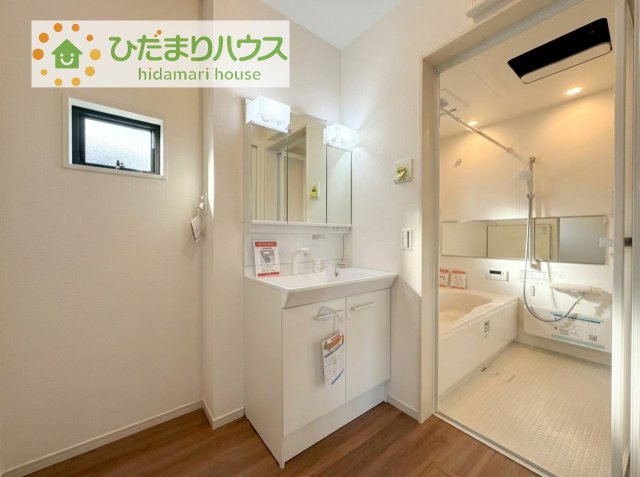 【独立洗面台】 | 土浦市上高津2期　新築戸建　3号棟 | 三面鏡の大きな鏡は憧れます(^^♪
鏡の後ろは収納となっていて、細かいものでも収納できるのでスッキリと整理できます！