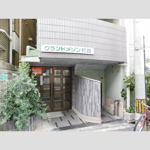 グランドメゾン杉谷のエントランス