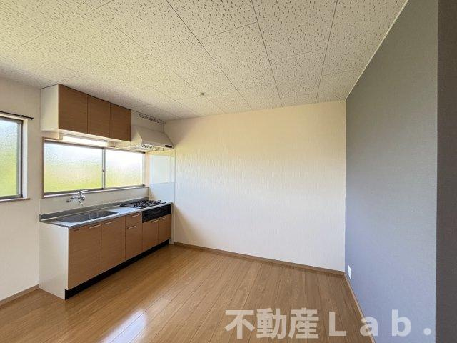 モアハピネス松山の居間・リビング|※同一建物２階のお写真です。