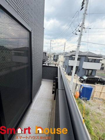 相模原市中央区田名　モデルハウス物件のバルコニー|コンパクトなのは狭さじゃなく、使い勝手にこだわった広さの証明。ちょっとした雨風でも対応可能なバルコニー屋根が設置可能！○向きで陽当りが良く、お洗濯物が良く乾き気持ち良いです！
