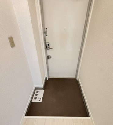 日誠マンションの玄関
