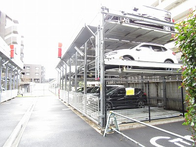 UURコート茨木東中条の駐車場