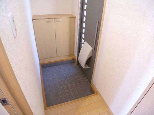 パールビューD棟の玄関