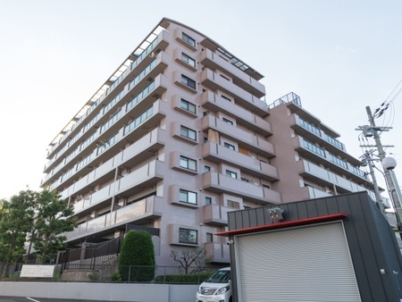 ラウンドスクエア吹田青葉丘の外観