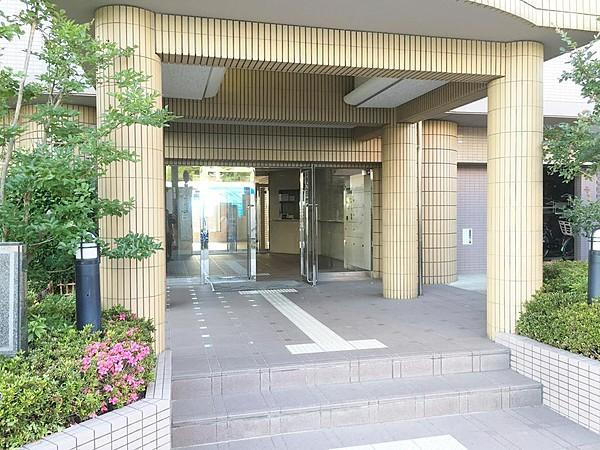 ラウンドスクエア吹田青葉丘のエントランス
