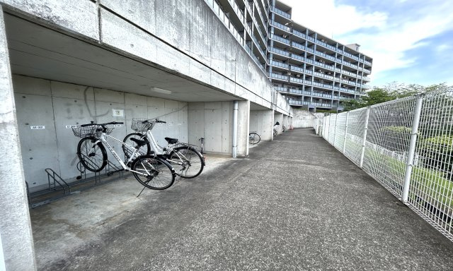 横浜星の丘ビューシテイA棟の駐輪場|大切な自転車を雨から守ってくれる屋根付きの駐輪スペースです。