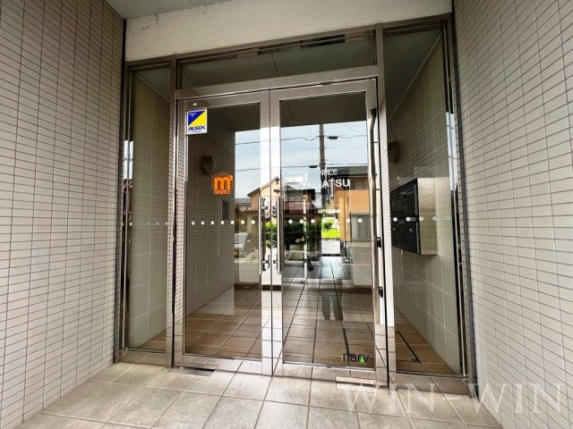ルネス小松のエントランス